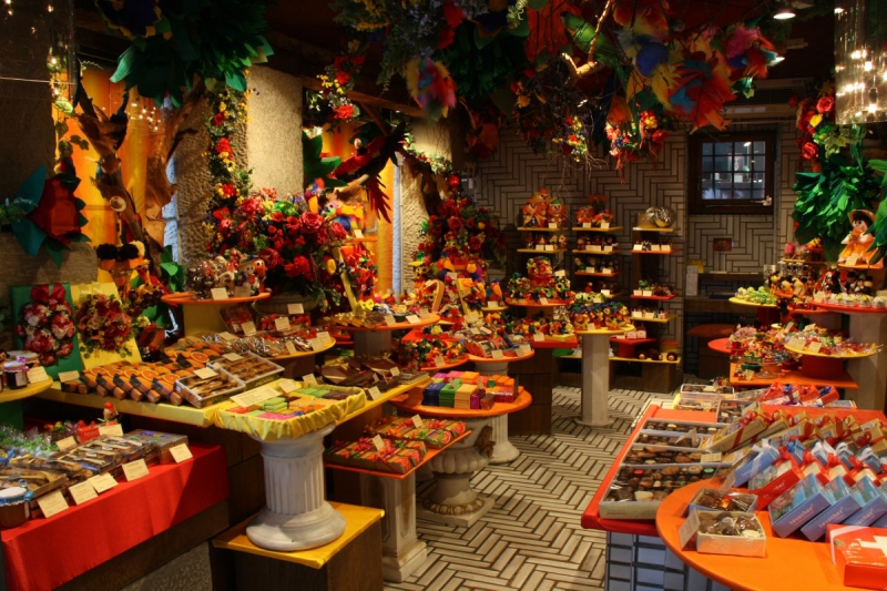 vente-MONTMEYAN-min_candy_store_chocolate_shop_chocolate_switzerland-393515